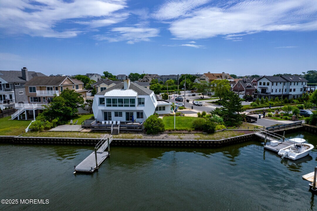 98 Waterman Ave in Rumson, NJ - Building Photo