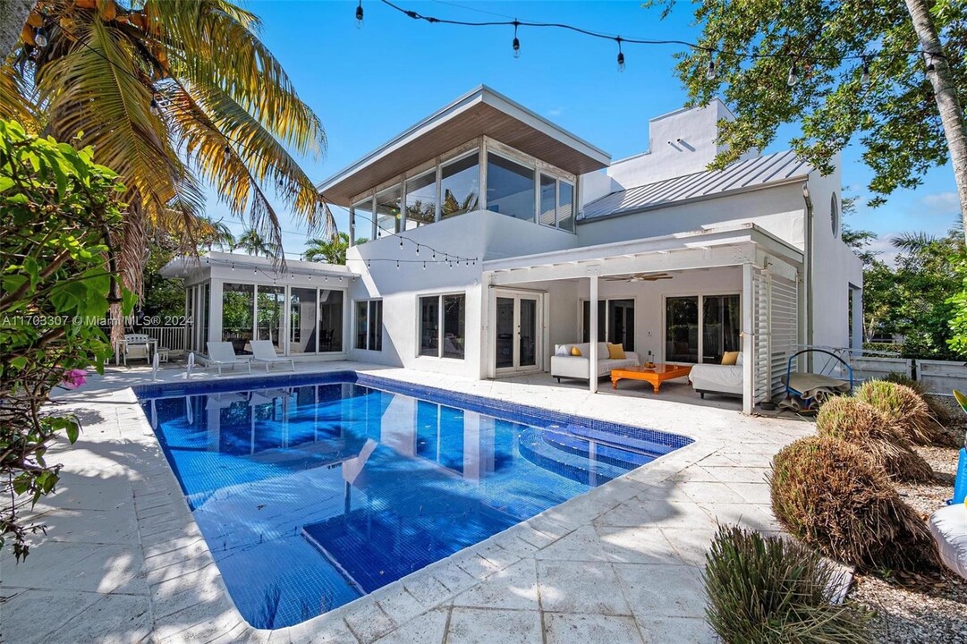 525 Ridgewood Rd in Key Biscayne, FL - Building Photo