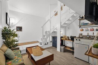 274 NW 43rd St in Miami, FL - Foto de edificio - Building Photo