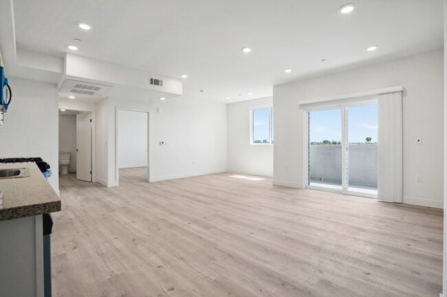 8802 Van Nuys Blvd in Los Angeles, CA - Foto de edificio - Building Photo