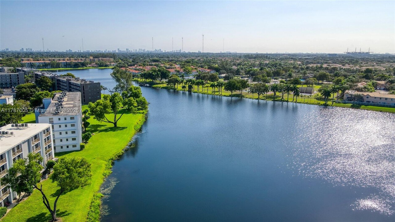 8620 N Sherman Cir in Miramar, FL - Building Photo