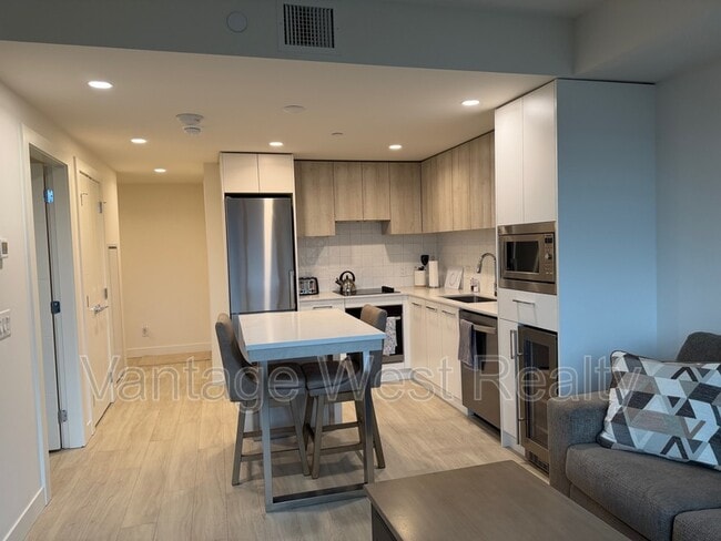 3699-3699 Capozzi Rd in Kelowna, BC - Foto de edificio - Building Photo