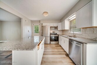 6312 Six Mile Ln in Louisville, KY - Building Photo - Building Photo