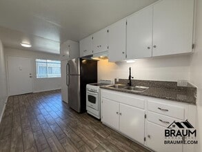 15634 Leadwell St in Los Angeles, CA - Building Photo - Building Photo