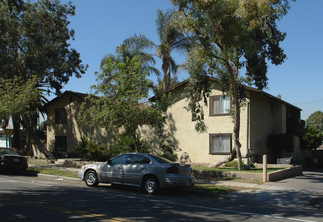 903 Circle City Dr in Corona, CA - Foto de edificio