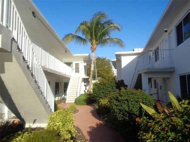 999 S Riverside Dr, Unit 202 in Pompano Beach, FL - Building Photo - Building Photo