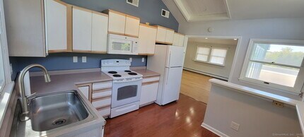109 Wooster St in Bethel, CT - Foto de edificio - Building Photo