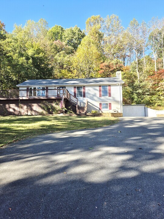 976 Snow Mountain Rd in Stanardsville, VA - Building Photo