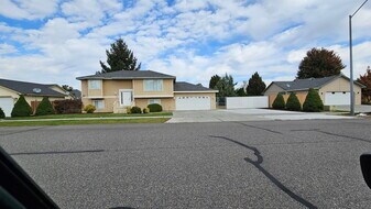 4411 Sinai Dr in Pasco, WA - Building Photo