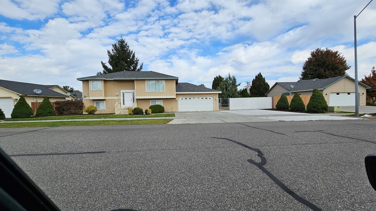 4411 Sinai Dr in Pasco, WA - Building Photo