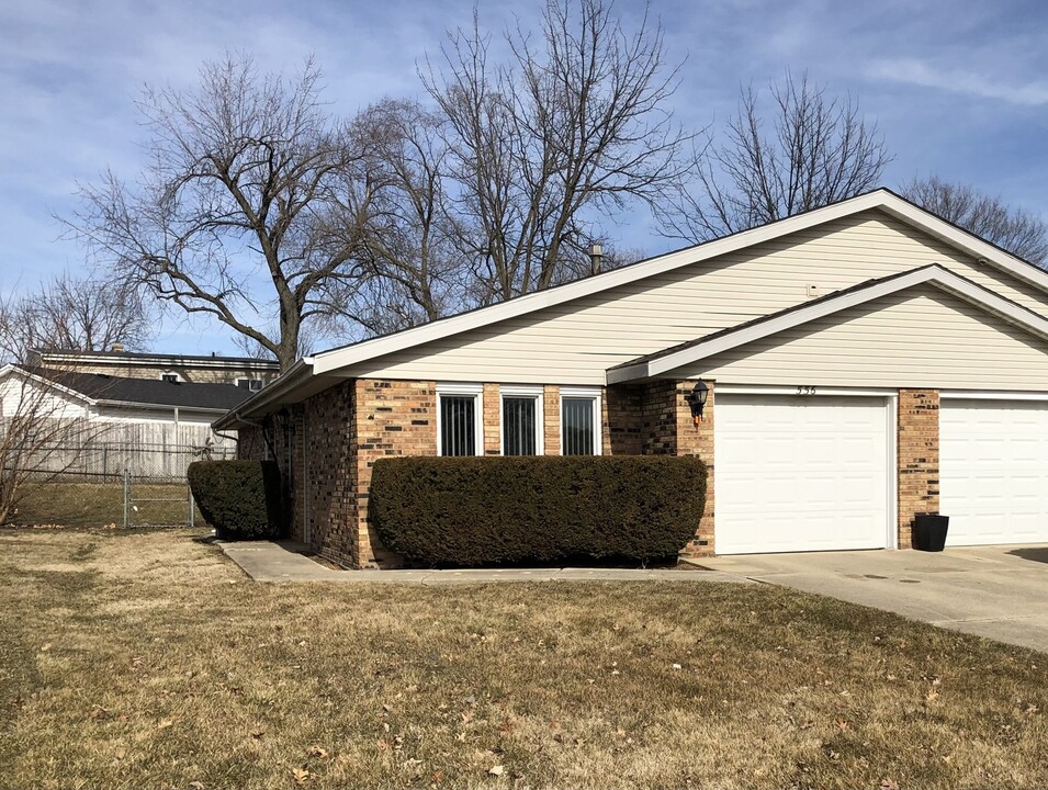 556 Charles St in Lockport, IL - Building Photo