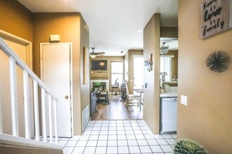 401 Sanibelle Cir, Unit Unit 10 in Chula Vista, CA - Foto de edificio - Building Photo