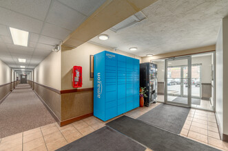 Mark Twain Apartments in Lakewood, OH - Building Photo - Lobby