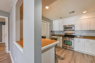 45 Tulip Ln in Freehold, NJ - Building Photo - Building Photo