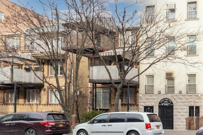 479 Bedford Ave in Brooklyn, NY - Building Photo - Building Photo