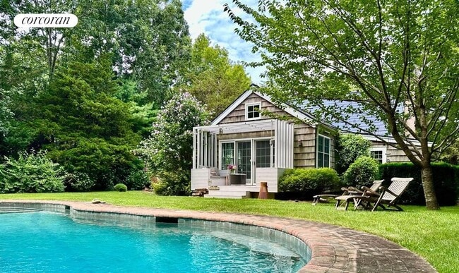 property at 10 Driftwood Ln