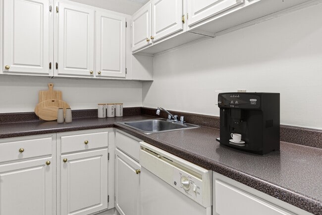 Burgundy And Hillsboro in New Hope, MN - Building Photo - Building Photo