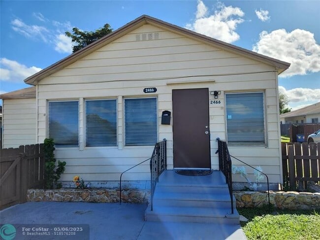 2466 Lincoln St in Hollywood, FL - Foto de edificio - Building Photo