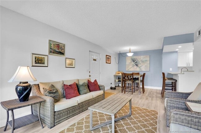 1504 SE Royal Green Cir