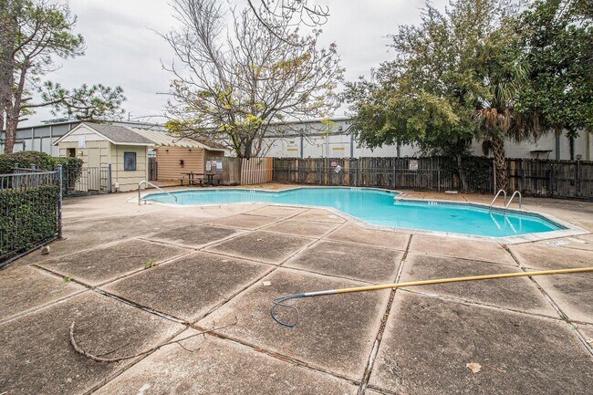 8201 Richmond Ave. in Houston, TX - Building Photo - Building Photo