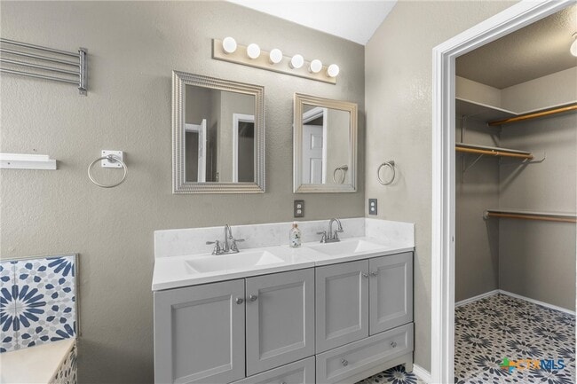 property at 2012 Huxley Ln