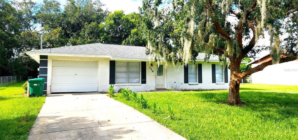 314 E Rose Ln in Lady Lake, FL - Building Photo