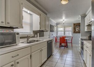 10833 N Utica Dr in The Village, OK - Building Photo - Building Photo