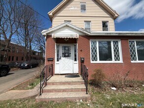 316 W Main St in Milford, CT - Building Photo - Building Photo