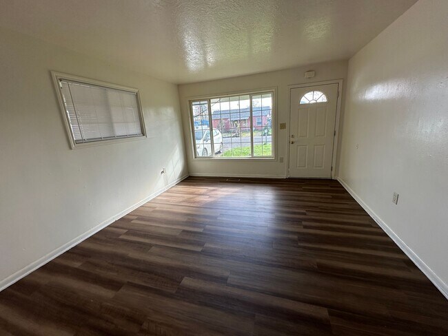 1300 SE Thurston St in Albany, OR - Building Photo - Building Photo
