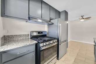 1250 S Brookhurst St, Unit #2057 in Anaheim, CA - Foto de edificio - Building Photo