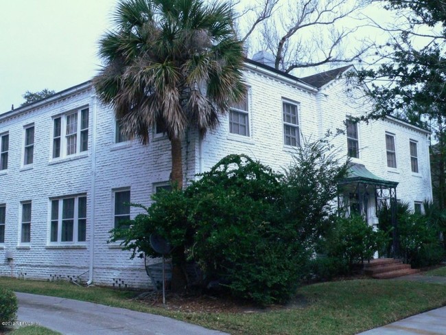 Charleston Court in Jacksonville, FL - Building Photo - Building Photo