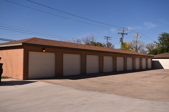 Country Club Apartments in Fargo, ND - Building Photo - Building Photo