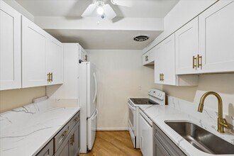 5011 Sentinel Dr in Bethesda, MD - Building Photo - Building Photo