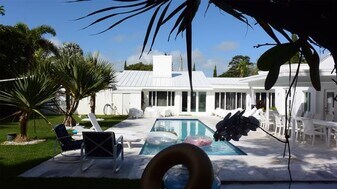 9007 NE 10th Ave in Miami, FL - Building Photo