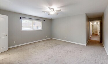 5850 Braesheather Dr in Houston, TX - Building Photo - Building Photo