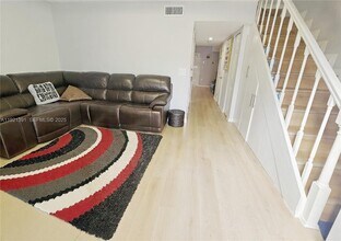 10700 NW 7th St in Miami, FL - Building Photo - Building Photo