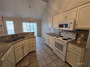 109 Quail Run Dr in San Marcos, TX - Foto de edificio - Building Photo