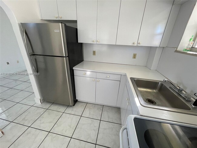 1016 NW 1st Ave in Hallandale Beach, FL - Building Photo - Building Photo