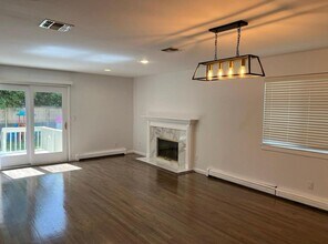 29 Hickory Rd in Port Washington, NY - Building Photo - Building Photo