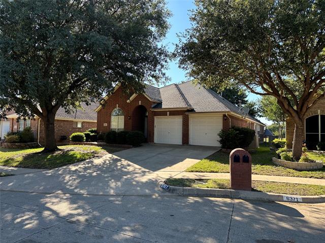 6367 Estates Ln in Fort Worth, TX - Foto de edificio - Building Photo