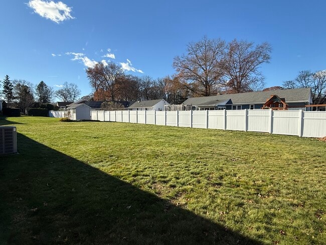 60 Red Coach Dr in Stratford, CT - Building Photo - Building Photo