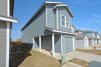 11831 Floral Blossom in Converse, TX - Building Photo - Building Photo