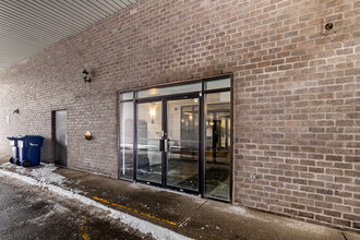 Residence Vanier in Laval, QC - Building Photo - Building Photo