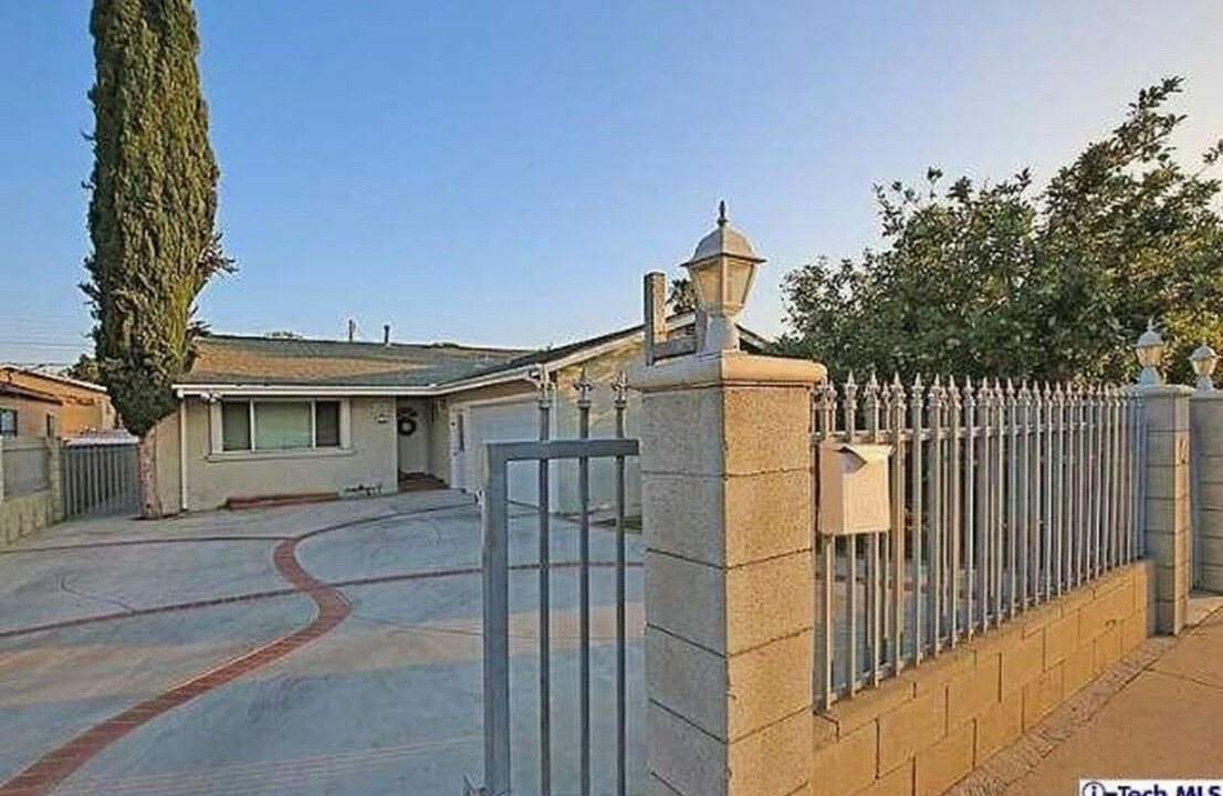 14814 Hartland St in Van Nuys, CA - Building Photo