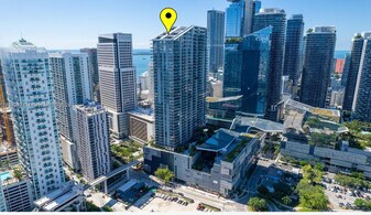 68 SW 6th St in Miami, FL - Building Photo