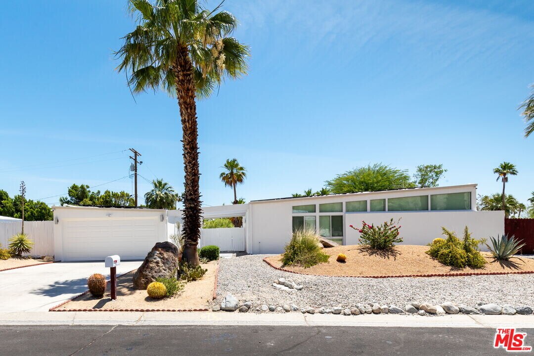 2106 N Roberto Dr in Palm Springs, CA - Building Photo