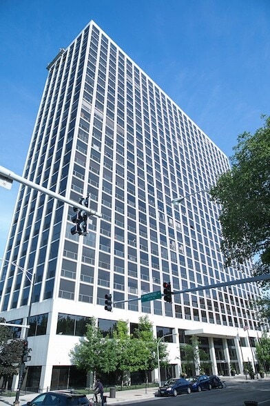 property at 4343 N Clarendon Ave