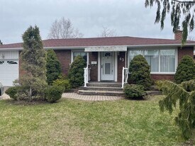 43 Seneca Ave in Oshawa, ON - Building Photo