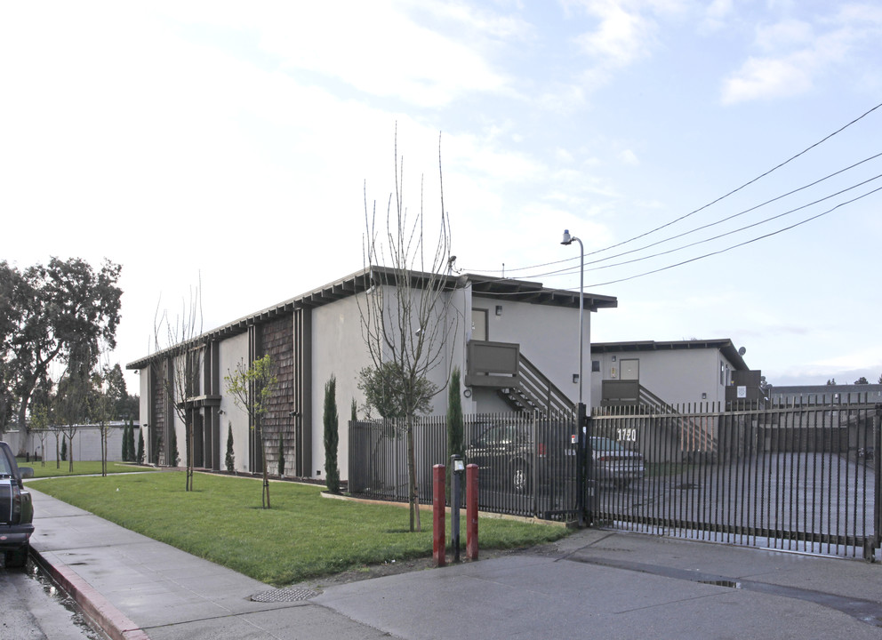 Islander Apartments in East Palo Alto, CA - Building Photo