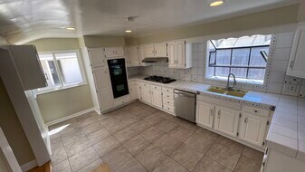 21216 Velicata St in Woodland Hills, CA - Building Photo